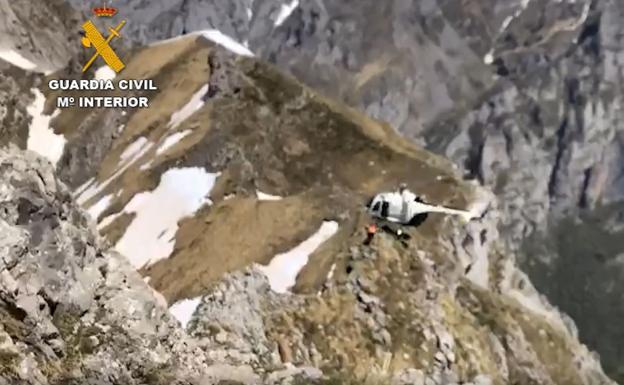 Un instante del rescate del senderistas en la caal de Capozo, 