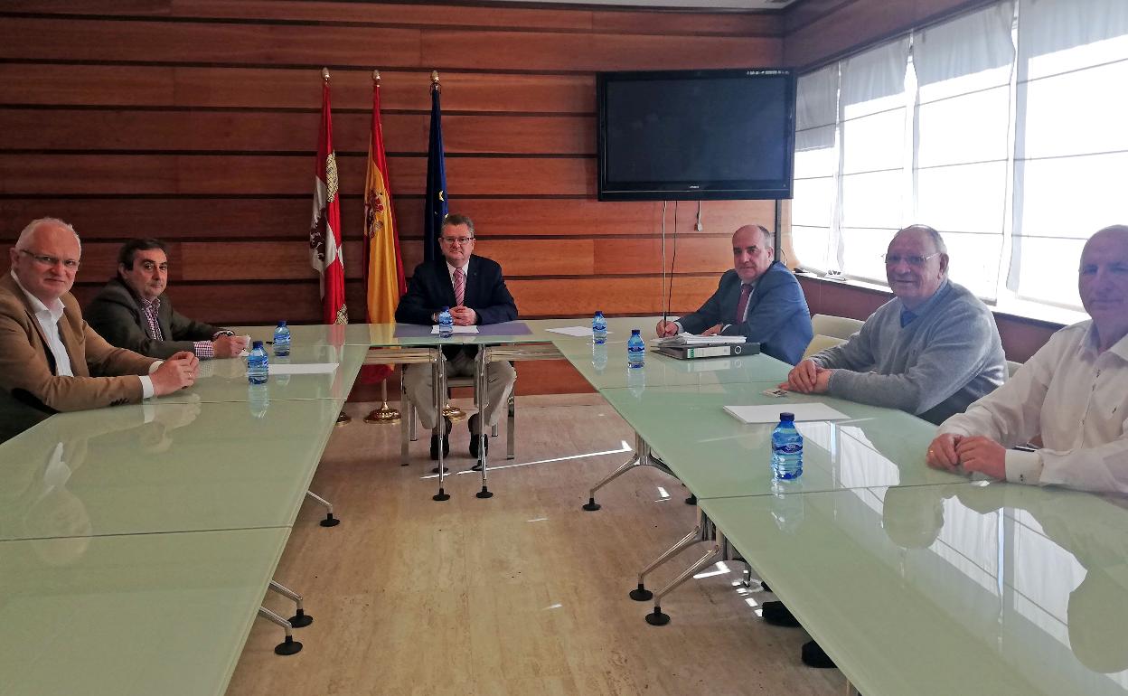 El consejero de Agricultura junto a los representantes del comité organizador del congreso. 