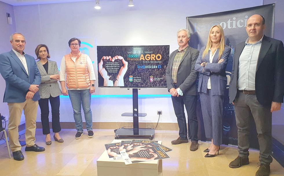 El organizador del evento, José Luis Barrio; la directora de leonoticas Yolanda Barrientos; el alcalde de Villamañán, Higinio García Domínguez; la primera Teniente de Alcalde del Ayuntamiento de Fresno de la Vega, Eloina Aragón Ríos; la alcaldesa de Santa María del Páramo, Alicia Gallego y el alcalde de Laguna de Negrillos, Isidro García en la presentación de los I Premios Agro de León en la redacción de leonoticias.