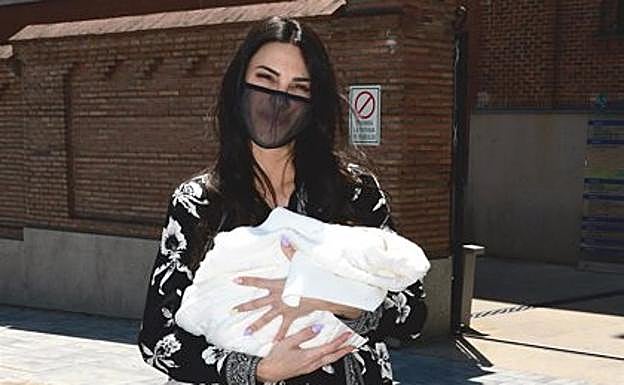 Primeras imágenes de Carla Barber con su pequeño Bastian