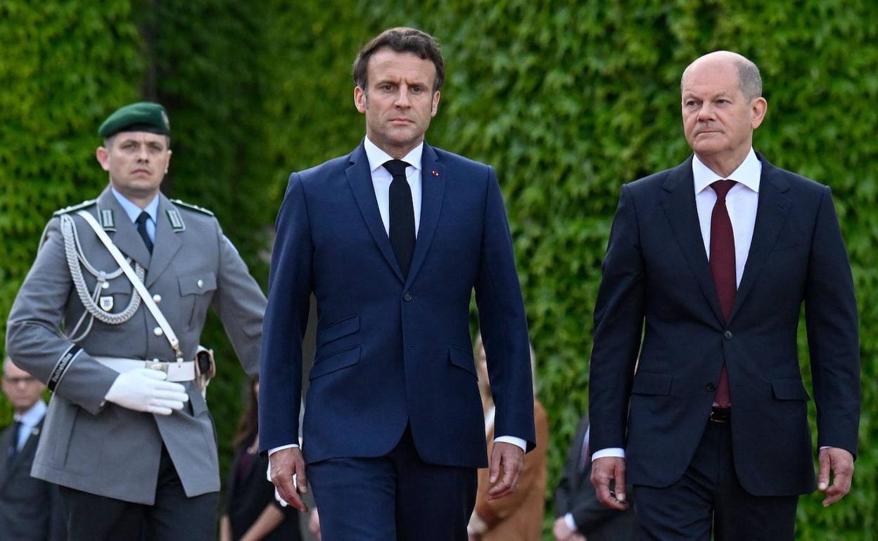 El canciller federal Olaf Scholz, y el presidente francés, Emmanuel Macron. 