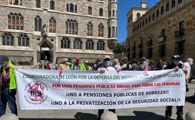 Manifestación de la Plataforma en Defensa del Sistema Público de Pensiones en León, en la Plaza de San Marcelo de la capital. 