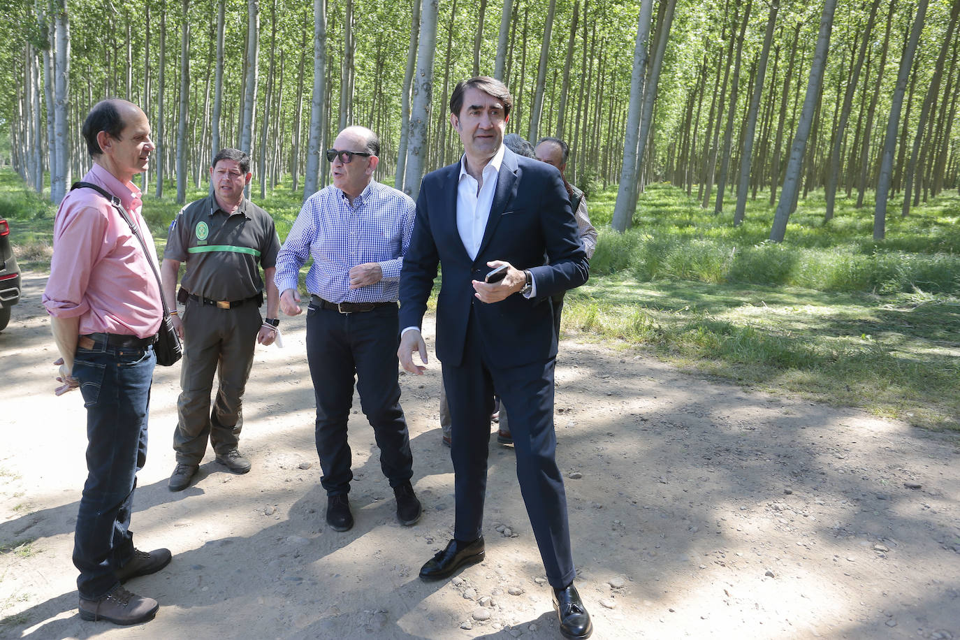 El consejero de Medio Ambiente, Vivienda y Ordenación del Territorio, Juan Carlos Suárez-Quiñones, participa en la Jornada sobre la importancia de los chopos en las riberas de Castilla y León, promovida por la Plataforma Más Chopos Sí con la colaboración de la Junta. Junto a él, la presidenta de la Confederación Hidrográfica del Duero, Cristina Danés.