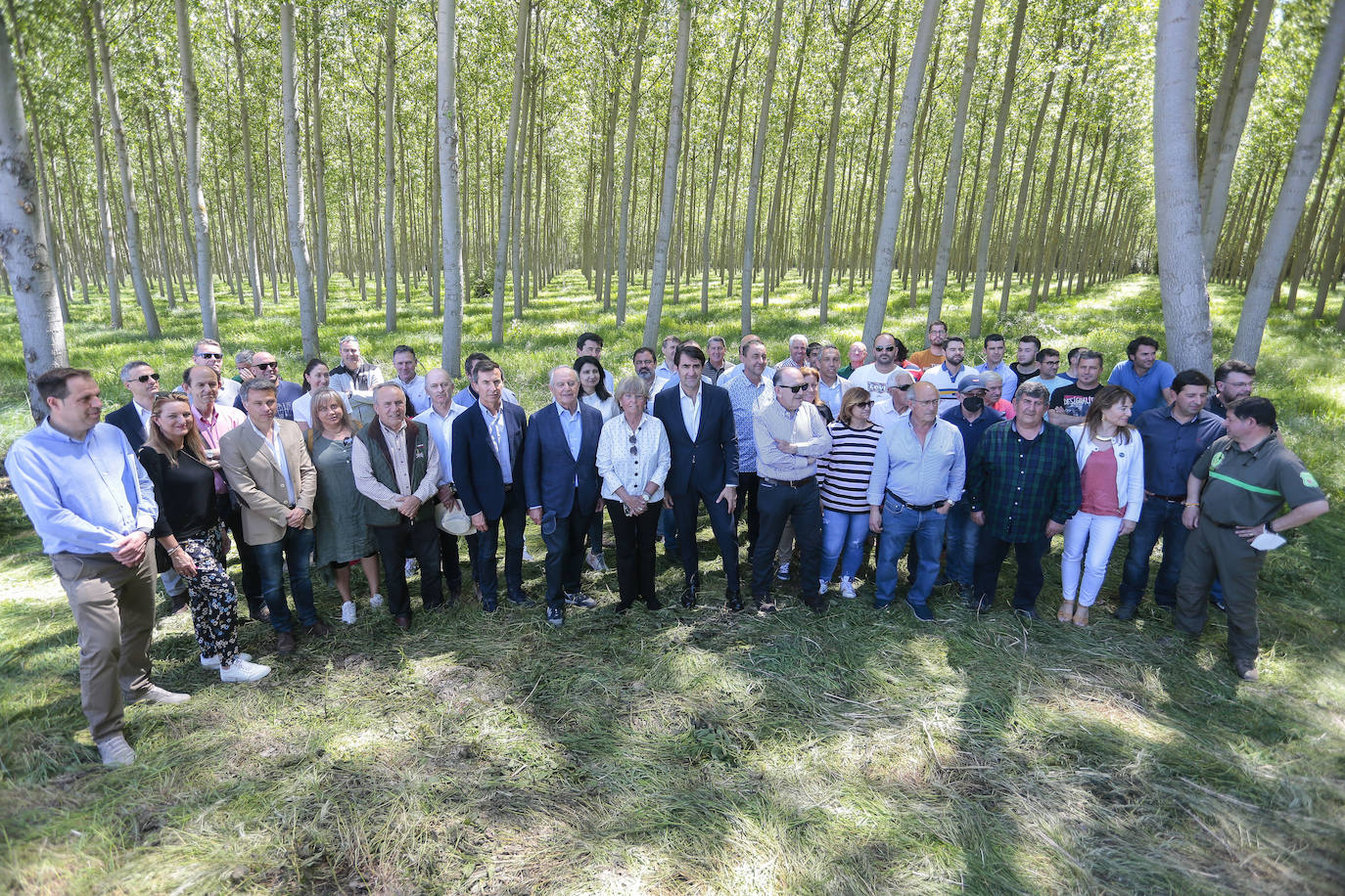 El consejero de Medio Ambiente, Vivienda y Ordenación del Territorio, Juan Carlos Suárez-Quiñones, participa en la Jornada sobre la importancia de los chopos en las riberas de Castilla y León, promovida por la Plataforma Más Chopos Sí con la colaboración de la Junta. Junto a él, la presidenta de la Confederación Hidrográfica del Duero, Cristina Danés.