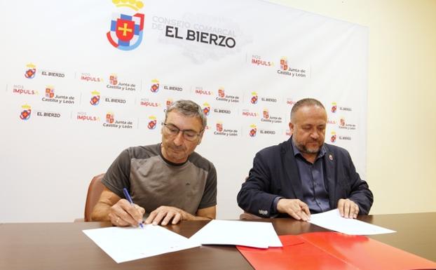 El representante de Huertas del Sil y el presidente del Consejo, en la firma del acuerdo. 