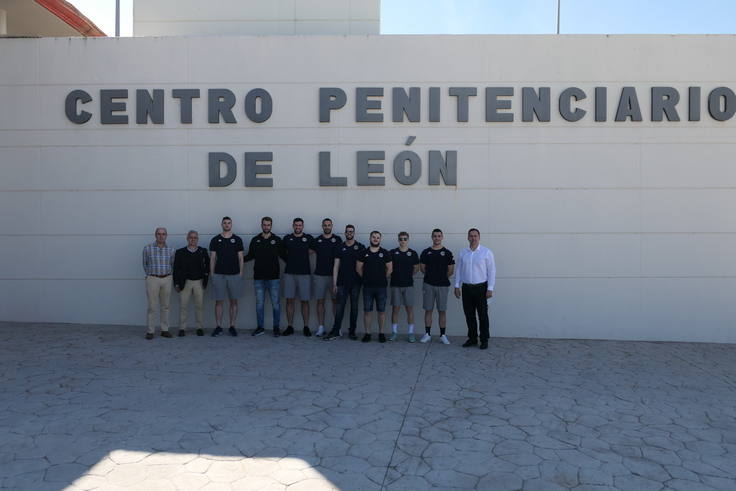 El Abanca Ademar acerca el balonmano a los internos en Villahierro.