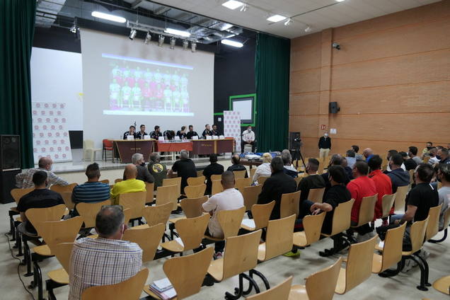 El Abanca Ademar acerca el balonmano a los internos en Villahierro.