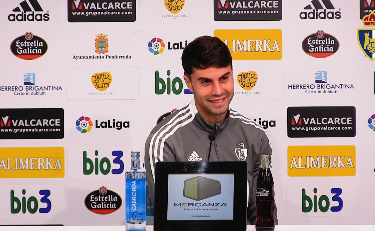 El jugador de la SD Ponferradina, José Naranjo en rueda de prensa. 