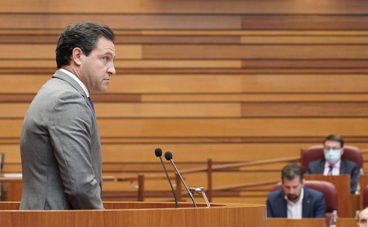 Raúl de la Hoz, durante su intervención en el Pleno de las Cortes. 