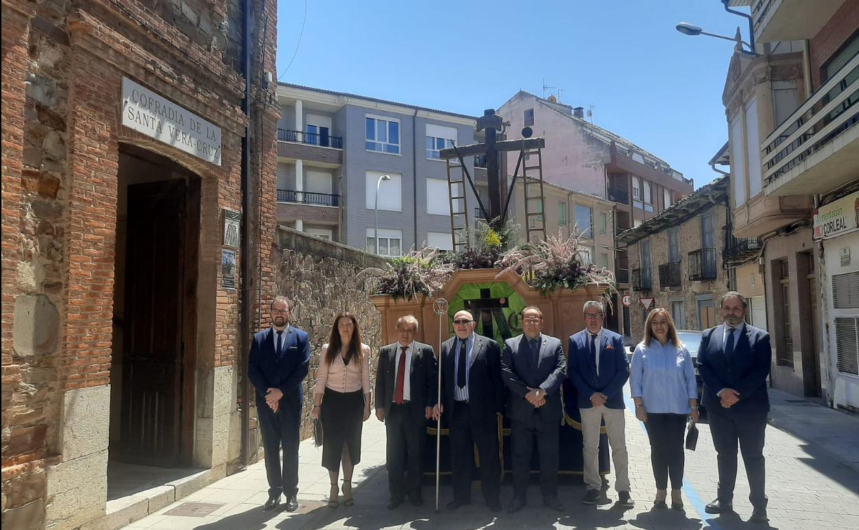 Corporación municipal del ayuntamiento de La Bañeza, con el alcalde Javier Carrera a la cabeza en el centro de la imagen, y representantes de la Cofradía de la Veracruz