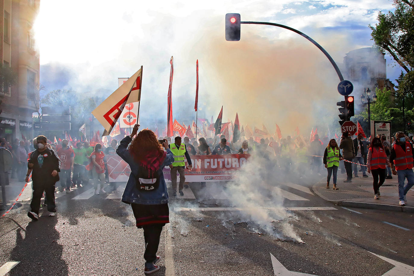 Multitudinaria protesta en la provincia de León. 15.000 personas en la capital según la Policía y más de 20.000 en toda la provincia exigen a pie de calle soluciones para León. Los sindicatos elevan la cifra a 40.000 personas solo en la capital. La ciudadanía sale a las calles en León, Ponferrada y Villablino para reclamar la reindustralización de la provincia y un plan para generar oportunidades de futuro. Este es el resumen de la jornada de la mano de los fotógrafos Peio García y César Sánchez. 