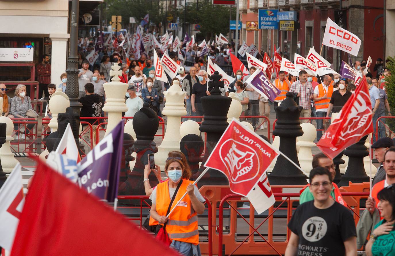 Multitudinaria protesta en la provincia de León. 15.000 personas en la capital según la Policía y más de 20.000 en toda la provincia exigen a pie de calle soluciones para León. Los sindicatos elevan la cifra a 40.000 personas solo en la capital. La ciudadanía sale a las calles en León, Ponferrada y Villablino para reclamar la reindustralización de la provincia y un plan para generar oportunidades de futuro. Este es el resumen de la jornada de la mano de los fotógrafos Peio García y César Sánchez. 