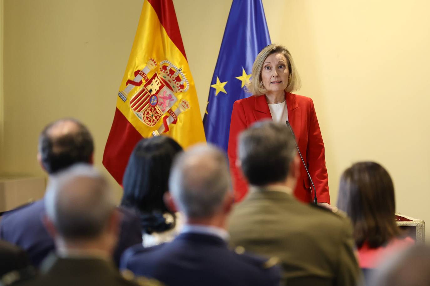 Casteleiro, Valcarce y Robles, la imagen de León en la defensa nacional. La nueva directora del CNI, en su toma de posesión, apuesta por una nueva orientación tecnológia para dar seguridad a las comunicaciones. Margarita Robles ensalza la capacidad de Casteleiro y la leonesa Amparo Valcarce en su toma de posesión. 