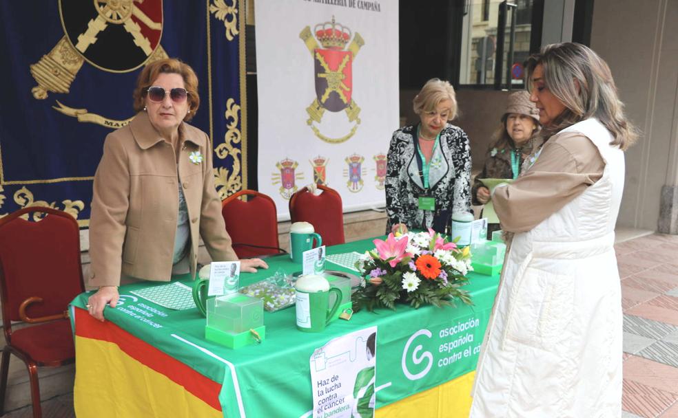 Mesa de cuestación para la AECC en colaboración con Defensa en la capital leonesa. 