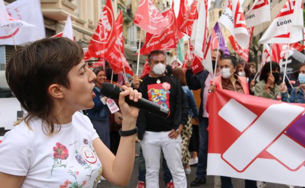 Estudiantes, profesores, sindicatos y AMPAS se han unido en la manifestación por León. 