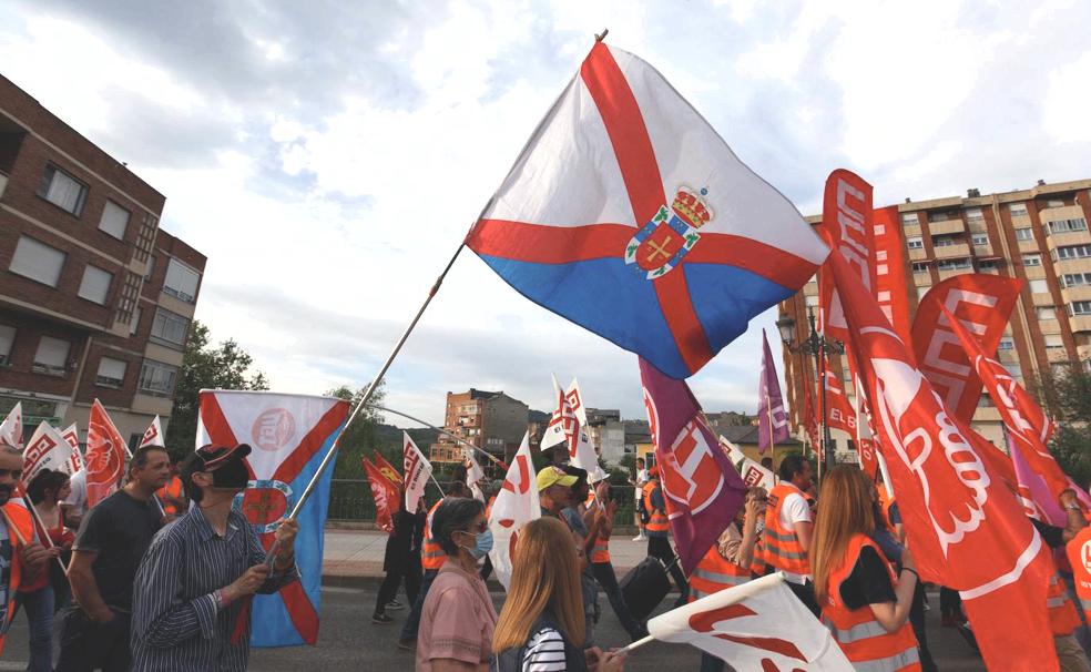 Algo más de 2.000 personas se han manifestado por las calles de Ponferrada. César Sánchez