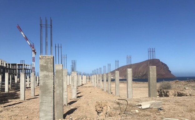 Esqueleto de un hotel que se quería levantar la playa de la Tejita en Tenerife y cuyas obras fueron paralizadas. 