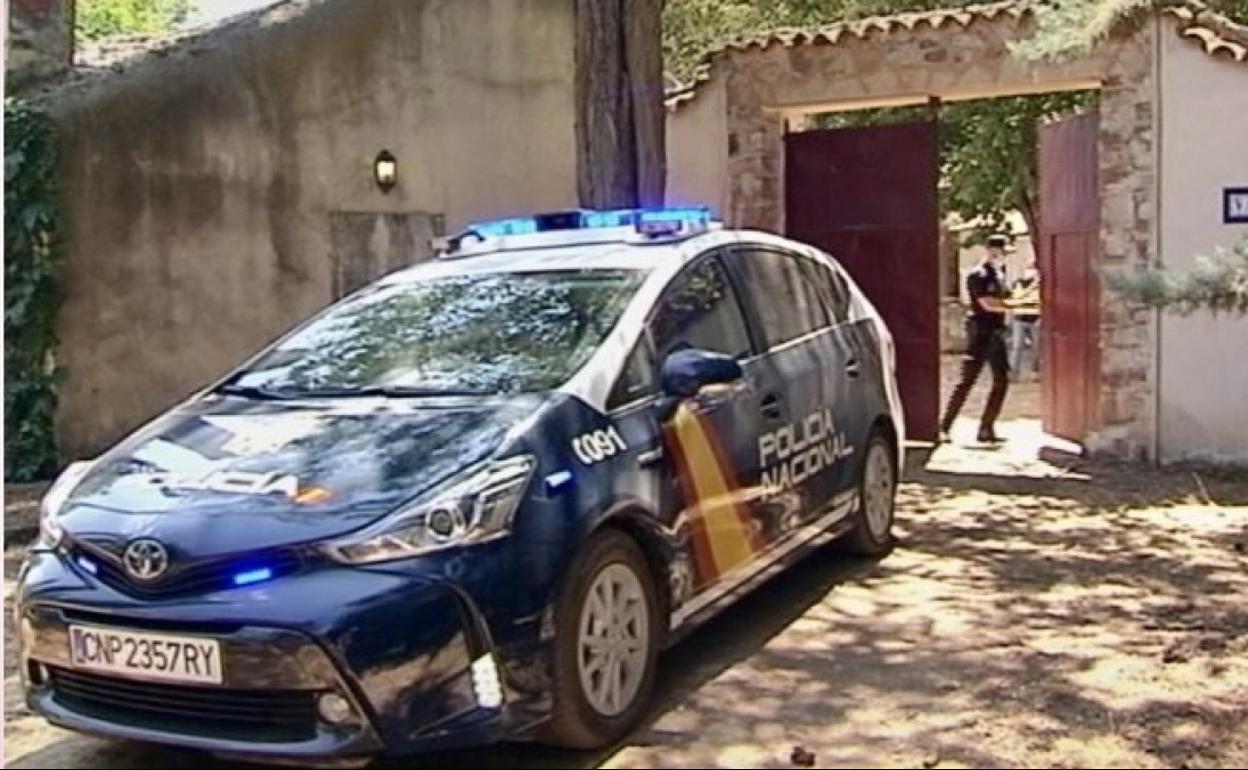 La Policía en la casa del hombre que mató al ladrón.