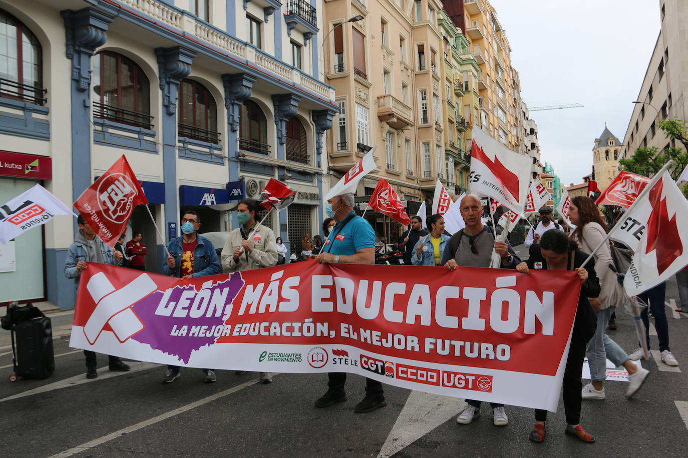 Estudiantes, profesores y AMPAS celebran una manifiestación exigiendo un futuro para la provincia. 