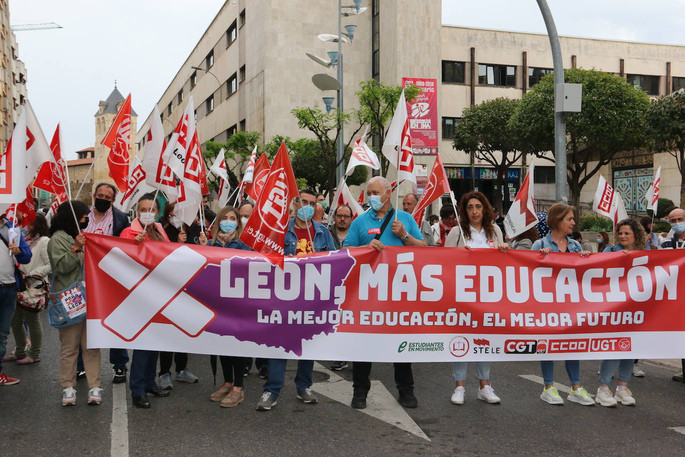 Estudiantes, profesores y AMPAS celebran una manifiestación exigiendo un futuro para la provincia. 