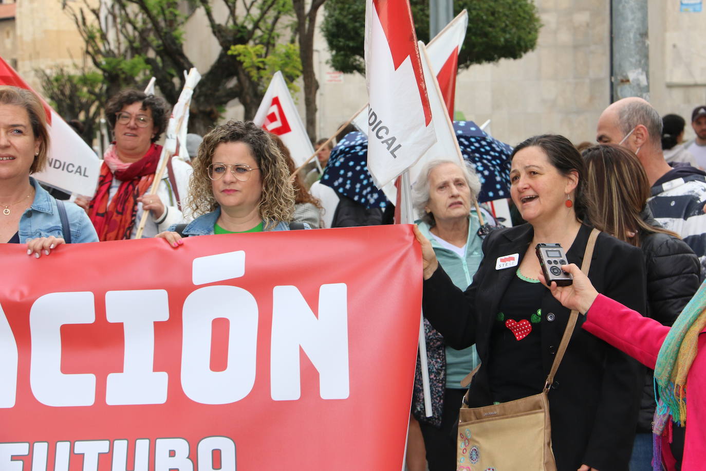 Estudiantes, profesores y AMPAS celebran una manifiestación exigiendo un futuro para la provincia. 