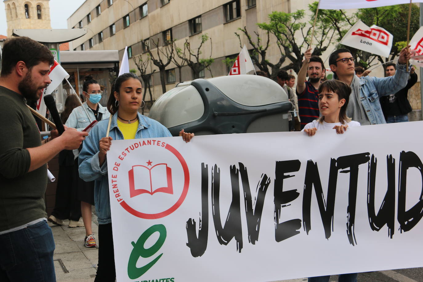 Estudiantes, profesores y AMPAS celebran una manifiestación exigiendo un futuro para la provincia. 