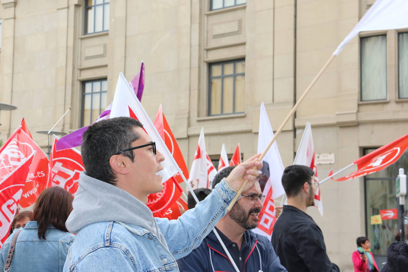 Estudiantes, profesores y AMPAS celebran una manifiestación exigiendo un futuro para la provincia. 