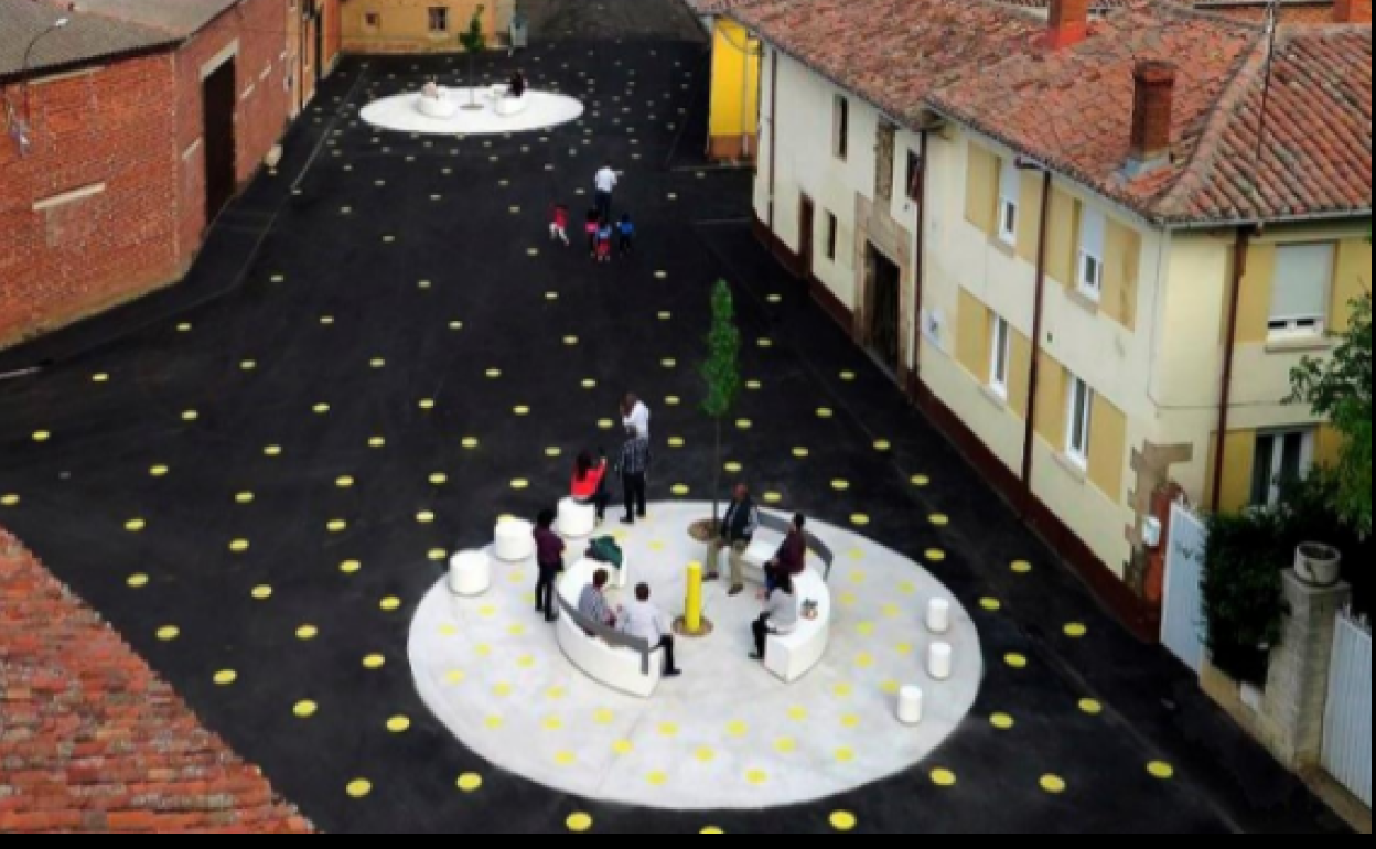 La plaza de Villamoros con los círculos dle proyecto ESTELA.