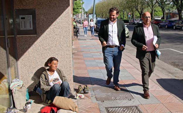 Javier Santiago Vélez y Francisco Castañón a su llegada a la sede del PP de León. 