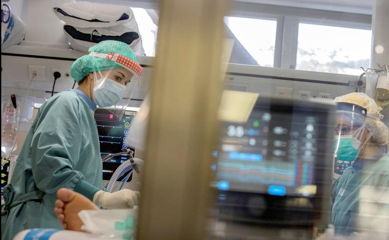 Imagen de un paciente covid en una unidad de críticos. 