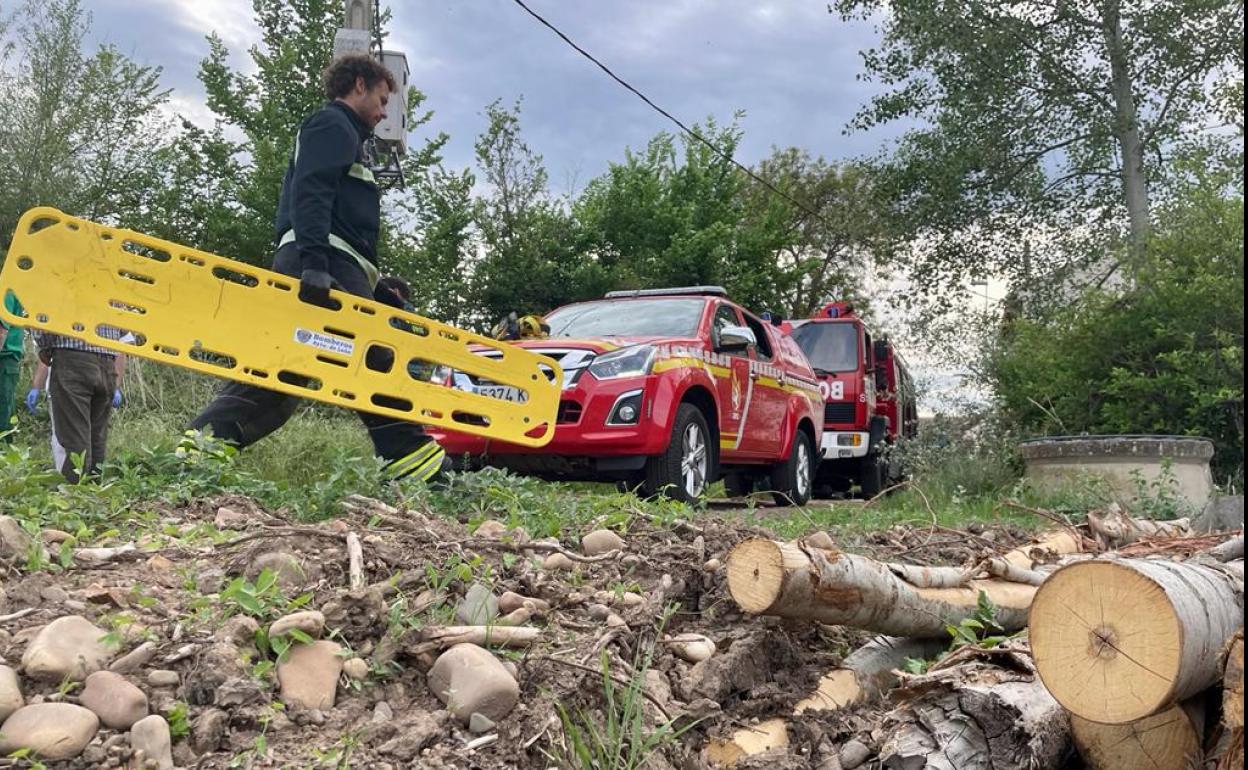 Bomberos trabajando para rescatar a la mujer fallecida en Seisón de la Vega