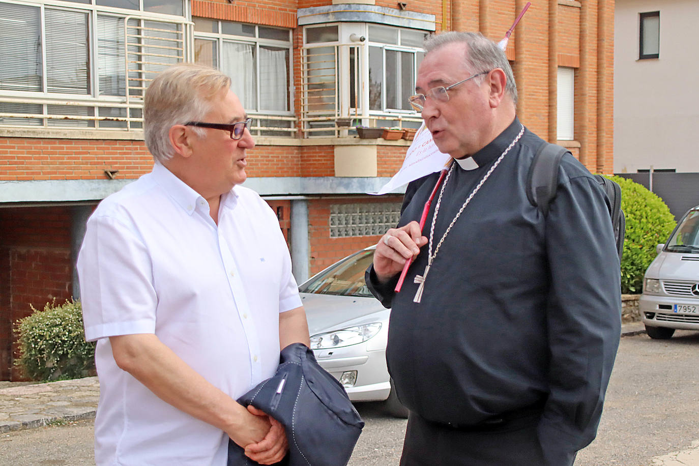 El obispo de León, Luis Ángel de las Heras participa en la Peregrinación a La Virgen del Camino, acompañado por el alcalde de Valverde de La Virgen, David Fernández y la delegada territorial, Ester Muñoz.