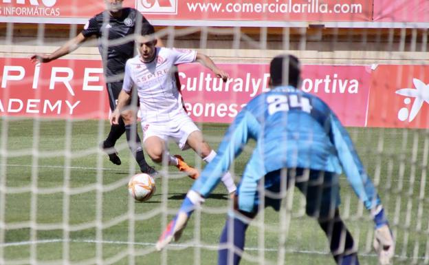 Galería. Solís, en una acción del partido.