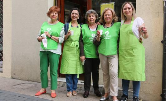 Algunas de las voluntarias que este sábado ofrecieron café de comercio justo. 