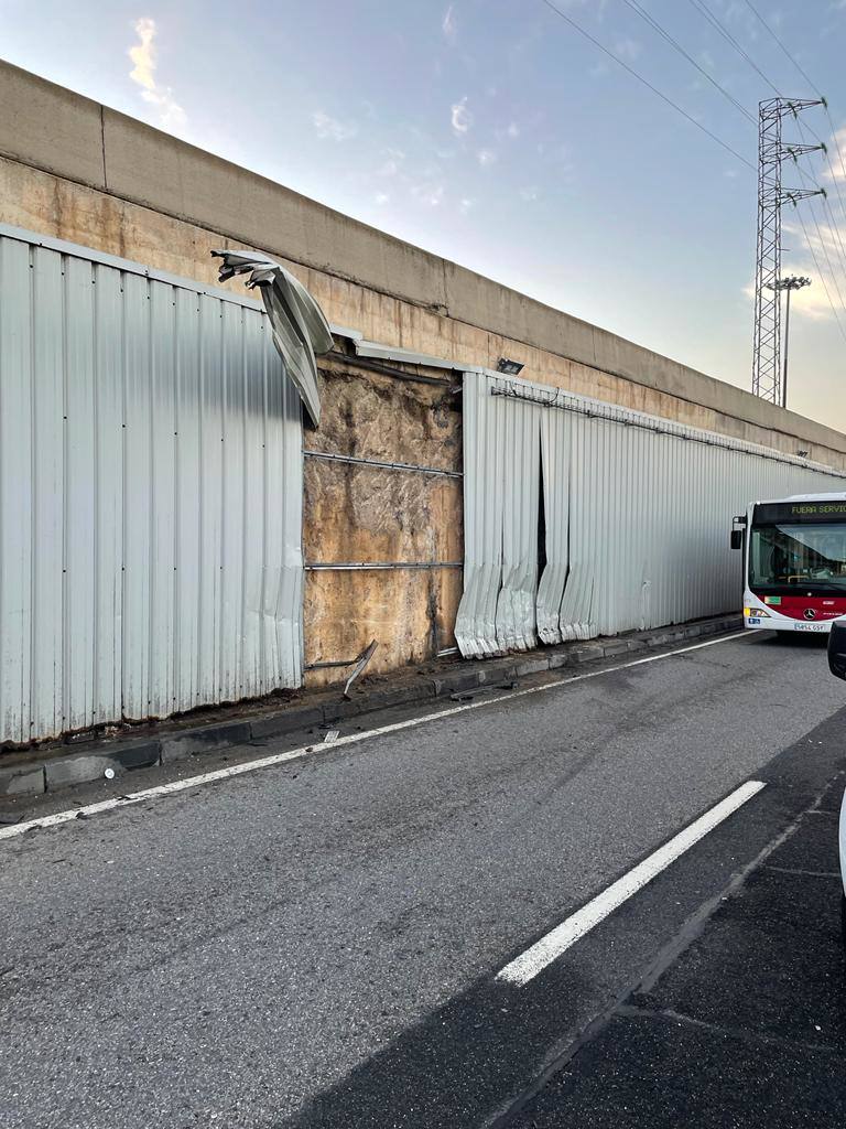 Fotos: Colisión de un turismo con un paso inferior