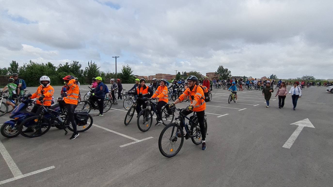 Salida de los participantes de la jornada familiar organizada por leonoticias. 