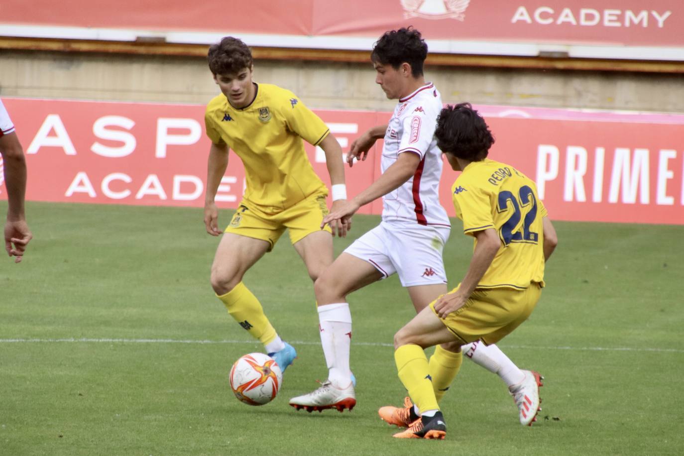 Los 'cachorros' vencen 2-0 ante el Alcorcón en su último partido como local y certifican su octava plaza