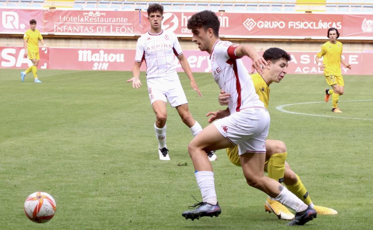 Óscar, en imagen, marcó el primer gol del partido.