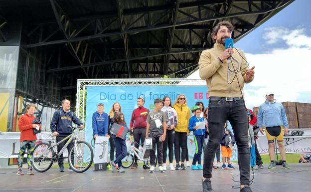 Cientos de personas participaron en esta actividad, que concluyó con un sorteo de premios junto al Palacio de Exposiciones.