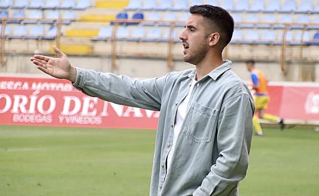 Galería. Adrián Cantabrana, técnico del Juvenil A de la Cultural, en un instante del partido.