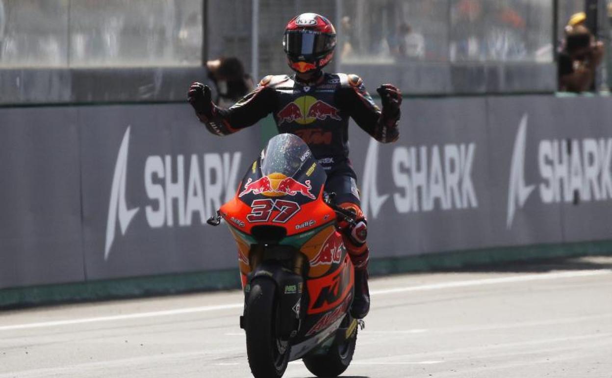 Augusto Fernández celebra su victoria en Le Mans.