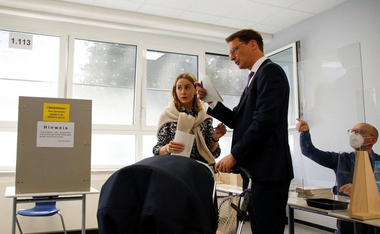 Hendrik Wüst, primer ministro de Renania del Norte-Westfalia, voja junto a su esposa.