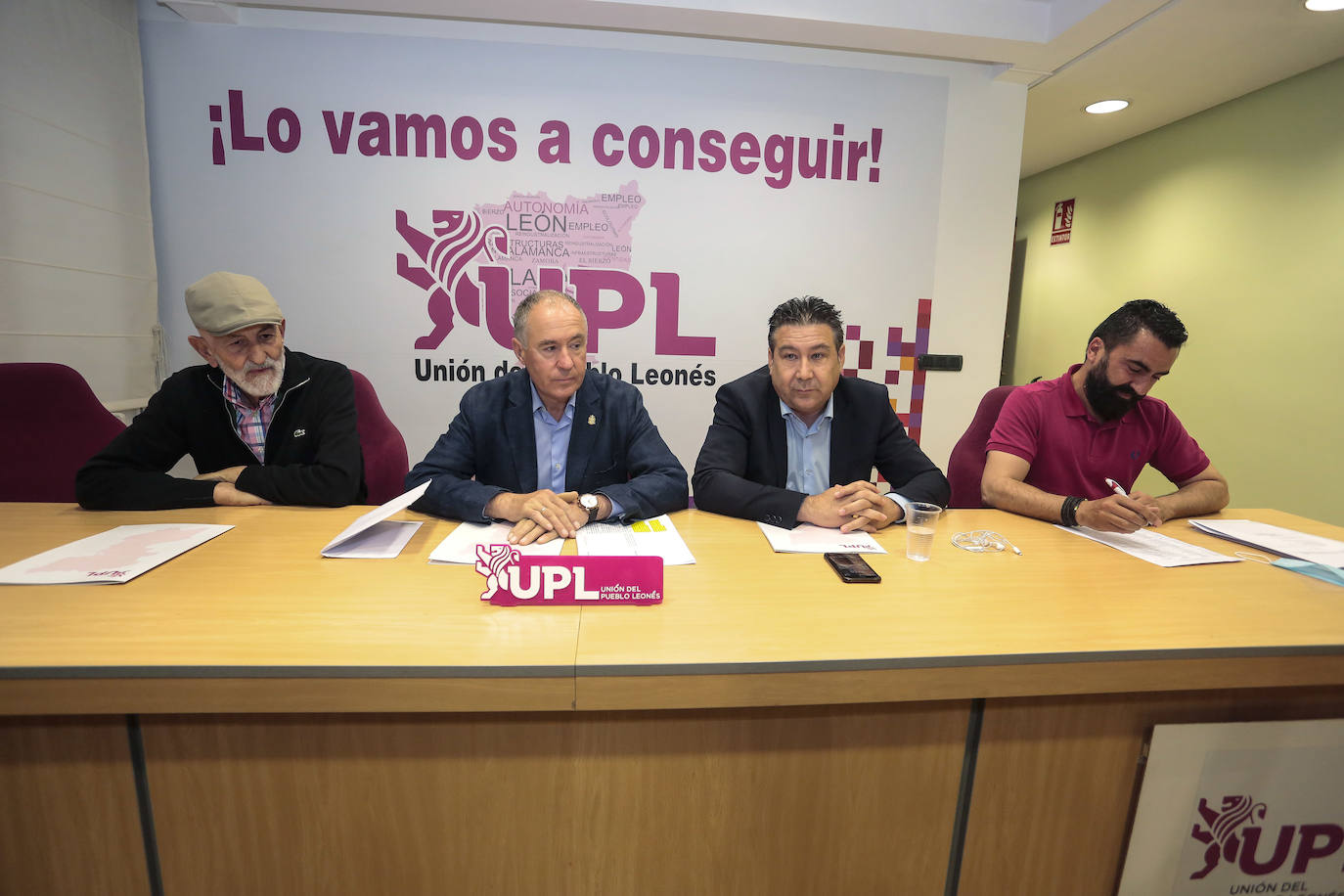 UPL rompe con el PSOE en la Diputación y asume una crisis interna por el futuro de Llorente. El consejo general de la formación leonesistas acuerda romper el pacto por los incumplimientos del PSOE y dice adiós a su representación institucional al entender que Matías Llorente se mantendrá fiel al actual equipo de Gobierno.