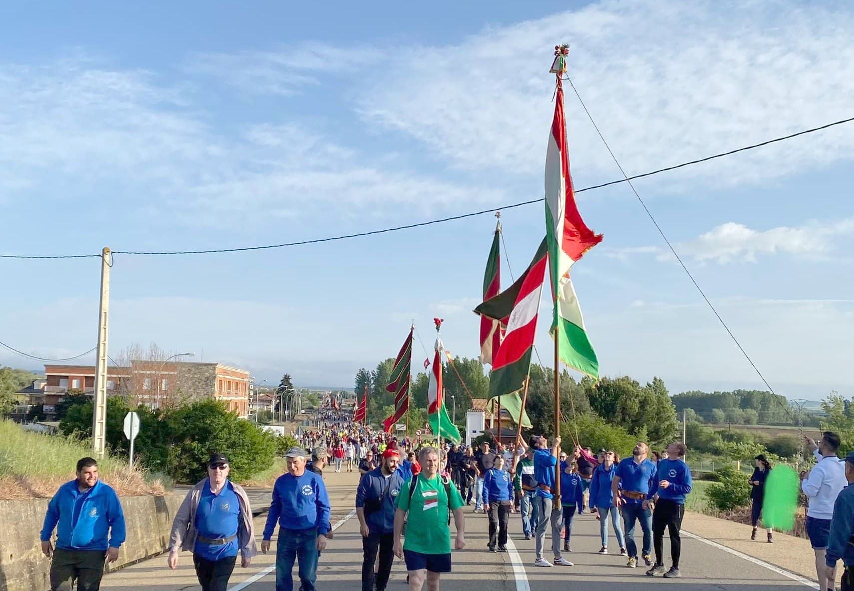 Peregrinación de la Virgen de Castrotierra a su Santuario arropada por miles de devotos y cientos de pendones 