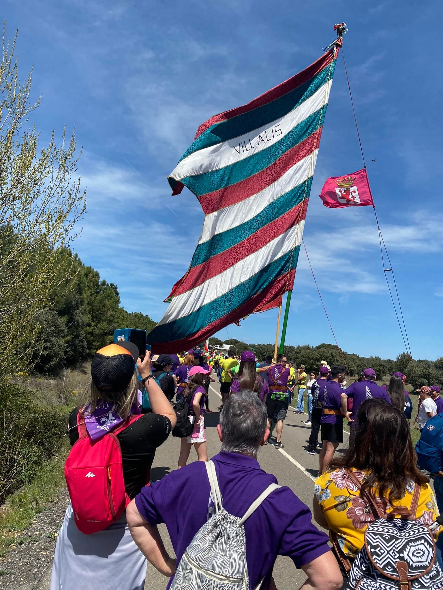 Peregrinación de la Virgen de Castrotierra a su Santuario arropada por miles de devotos y cientos de pendones 