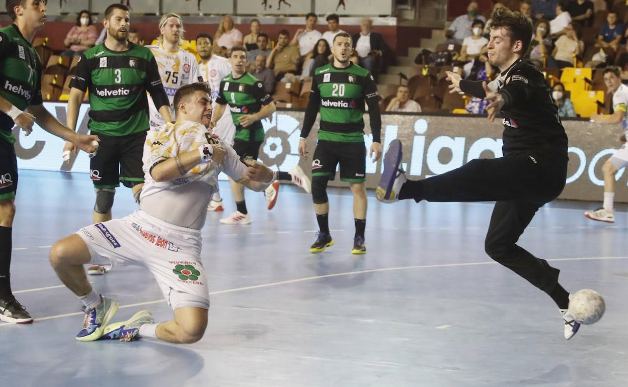 Santista, en un lanzamiento en el partido ante Anaitasuna de este sábado.