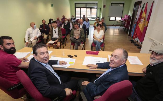 Matías Llorente, Eduardo López Sendino y Luis Mariano Santos, en el Consejo General de UPL de este lunes en el que se decide el futuro del pacto en la Diputación de León.