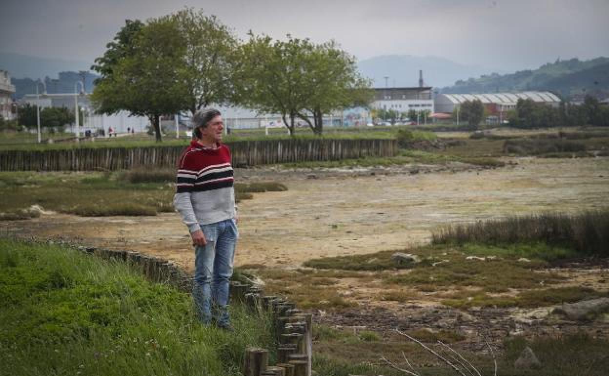 Jesús Fuentes posa junto al paseo marítimo de Colindres, donde reside junto a su mujer Mailo y su hijo Manuel