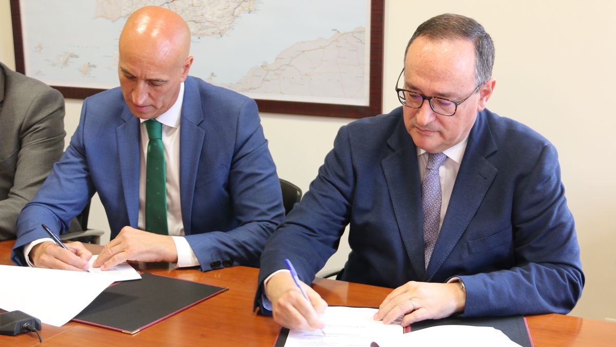 El alcalde de León, José Antonio Diez, y el director de Patrimonio y Urbanismo de Adif, Alfredo Cabello, firman el convenio para la apertura de los viales resultantes de la integración ferroviaria.