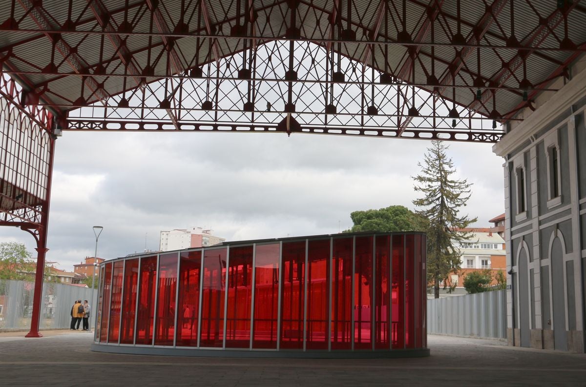 El alcalde de León, José Antonio Diez, y el director de Patrimonio y Urbanismo de Adif, Alfredo Cabello, firman el convenio para la apertura de los viales resultantes de la integración ferroviaria.